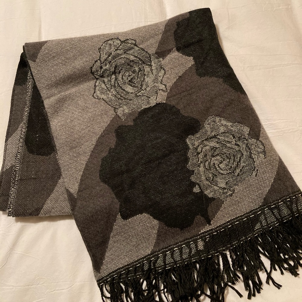 Large shawl/wrap - Picture 2 of 2